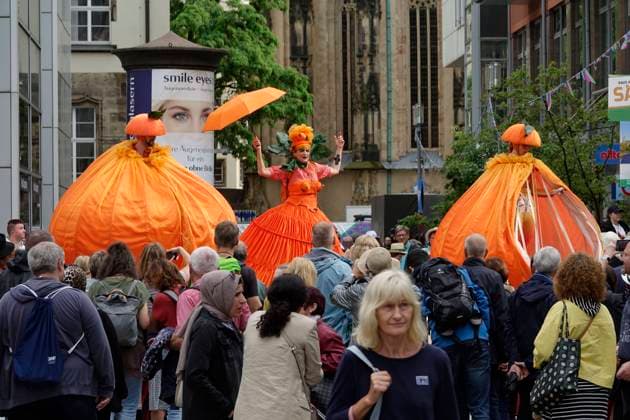 Hutfestival 25.05.2024, Chemnitz, Hutfestival, Auch am Samstag besuchten wieder tausende das Hutfestival in Chemnitz. Neben Musik konnte man auch clownerie und Akrobatik-Darbietungen betrachten. Gegen 14:30 musste das Hutfestival jedoch für 2 Stunden unterbrochen werden. Grund War ein starkes Unwetter. Gegen 16:30 ging es dann weiter. Chemnitz Sachsen Deutschland *** Hutfestival 25 05 2024, Chemnitz, Hutfestival, Also on Saturday thousands of people visited the Hutfestival in Chemnitz. Besides music you could also watch clownerie and acrobatic performances Around 14 30 the Hutfestival had to be interrupted for 2 hours due to a strong thunderstorm Around 16 30 it went on Chemnitz Saxony Germany