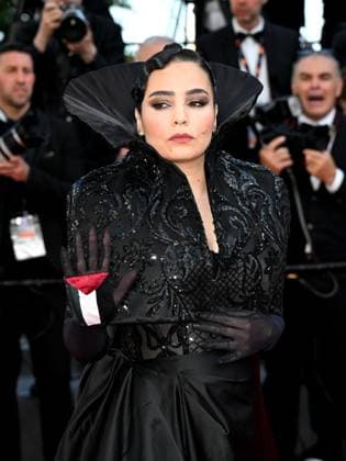 Entertainment Bilder des Tages **Cannes, 77th Cannes Film Festival 2024, Final Night, Red Carpet Closing Ceremony. 77th Cannes Film Festival 2024, Final Night, Red Carpet Closing Ceremony. In the photo: Asmae El Moudir with the Palestine flag on her glove Cannes France  Copyright: xIPA ABACAx