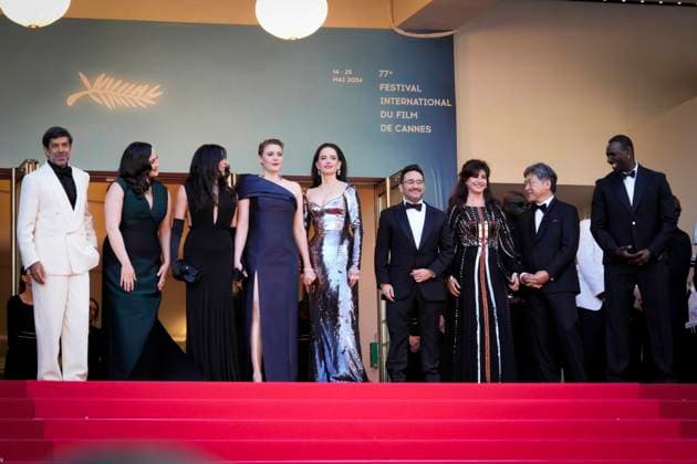 IPP Photo Daniele Cifala™ Cannes 25 05 2024 Closing Ceremony Red Carpet The 77th Annual Cannes Film Festival in the photo Lily Gladstone, Omar Sy, Greta Gerwig, Nadine Labaki, Ebru Ceylan, Pierfrancesco Favino, Hirokazu Kore eda, Juan Antonio Bayona, Eva Green Italy Photo Press World Copyright