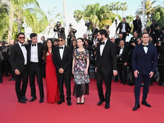 **Cannes, 77th Cannes Film Festival 2024, Final Night, Red Carpet Closing Ceremony. Cannes, 77th Cannes Film Festival 2024, Final Night, Red Carpet Closing Ceremony. Pictured: Karren Karagulian, Alex Coco, Mikey Madison, Sean Baker, Samantha Quan and Vache Tovmasyan Cannes France Copyright: xIPA ABACAx