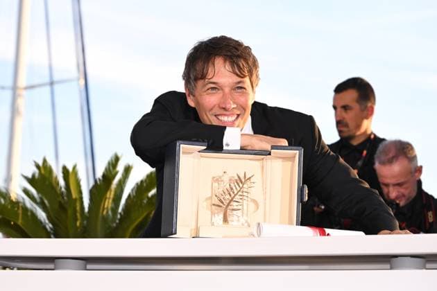 Entertainment Bilder des Tages CANNES, FRANCE MAY 25 L R Sean BAKER poses with the Palme d™Or for Â Anora Â film at the winners photocall of the 77th annual Cannes Film Festival at Palais des Festivals on May 25th, 2024 in Cannes, France CINEMA 77eme Festival de Cannes Photocall des LaurÃ ats 25 05 2024 ValentinaClaret Panoramic 