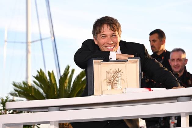CANNES, FRANCE MAY 25 L R Sean BAKER poses with the Palme d™Or for Â Anora Â film at the winners photocall of the 77th annual Cannes Film Festival at Palais des Festivals on May 25th, 2024 in Cannes, France CINEMA 77eme Festival de Cannes Photocall des LaurÃ ats 25 05 2024 ValentinaClaret Panoramic 