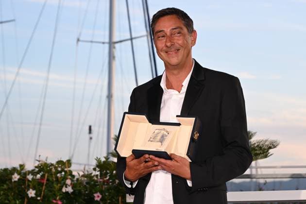 CANNES, FRANCE MAY 25 L R MIGUEL GOMES poses with the Best Director award for Â Grand Tour Â at the winners photocell of the 77th annual Cannes Film Festival at Palais des Festivals on May 25th, 2024 in Cannes, France CINEMA 77eme Festival de Cannes Photocall des LaurÃ ats 25 05 2024 ValentinaClaret Panoramic 