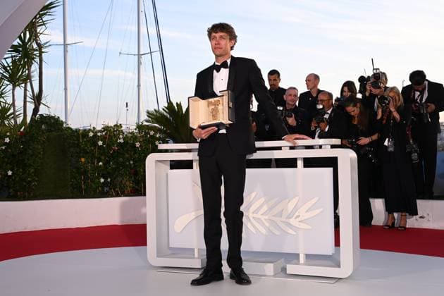 CANNES, FRANCE MAY 25 L R Halfdan ULLMANN TONDEL Camera d™Or Award winner for Â Armand Â in Un Certain Regard at the winners photocall of the 77th annual Cannes Film Festival at Palais des Festivals on May 25th, 2024 in Cannes, France CINEMA 77eme Festival de Cannes Photocall des LaurÃ ats 25 05 2024 ValentinaClaret Panoramic 