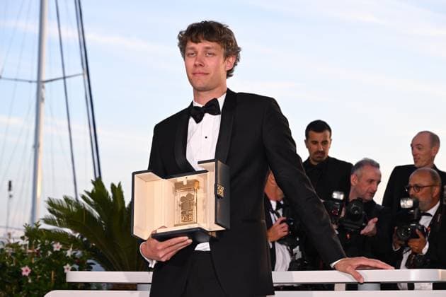 CANNES, FRANCE MAY 25 L R Halfdan ULLMANN TONDEL Camera d™Or Award winner for Â Armand Â in Un Certain Regard at the winners photocall of the 77th annual Cannes Film Festival at Palais des Festivals on May 25th, 2024 in Cannes, France CINEMA 77eme Festival de Cannes Photocall des LaurÃ ats 25 05 2024 ValentinaClaret Panoramic 