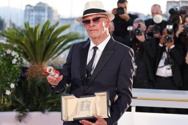 Cannes - Palme D Or Winners Photocall Jacques Audiard poses with the Jury Prize Award for Emilia Perez during the Palme D Or Winners Photocall at the 77th annual Cannes Film Festival at Palais des Festivals on May 25, 2024 in Cannes, France. Photo by Shootpix ABACAPRESS.COM Cannes France  Copyright: xShootpix ABACAx