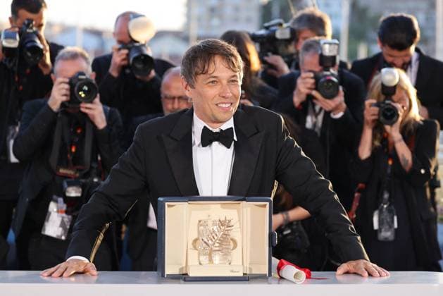 Cannes - Palme D Or Winners Photocall Sean Baker poses with the Palme D Or Award for Anora during the Palme D Or Winners Photocall at the 77th annual Cannes Film Festival at Palais des Festivals on May 25, 2024 in Cannes, France. Photo by Shootpix ABACAPRESS.COM Cannes France  Copyright: xShootpix ABACAx