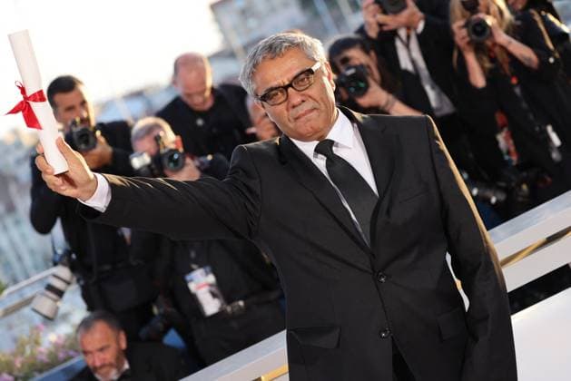 Cannes - Palme D Or Winners Photocall Mohammad Rasoulof poses with the Special Award for Best Screenplay for The Seed of the Sacred Fig during the Palme D Or Winners Photocall at the 77th annual Cannes Film Festival at Palais des Festivals on May 25, 2024 in Cannes, France. Photo by Shootpix ABACAPRESS.COM Cannes France  Copyright: xShootpix ABACAx