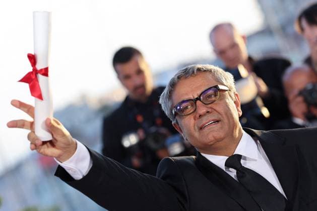 Cannes - Palme D Or Winners Photocall Mohammad Rasoulof poses with the Special Award for Best Screenplay for The Seed of the Sacred Fig during the Palme D Or Winners Photocall at the 77th annual Cannes Film Festival at Palais des Festivals on May 25, 2024 in Cannes, France. Photo by Shootpix ABACAPRESS.COM Cannes France  Copyright: xShootpix ABACAx