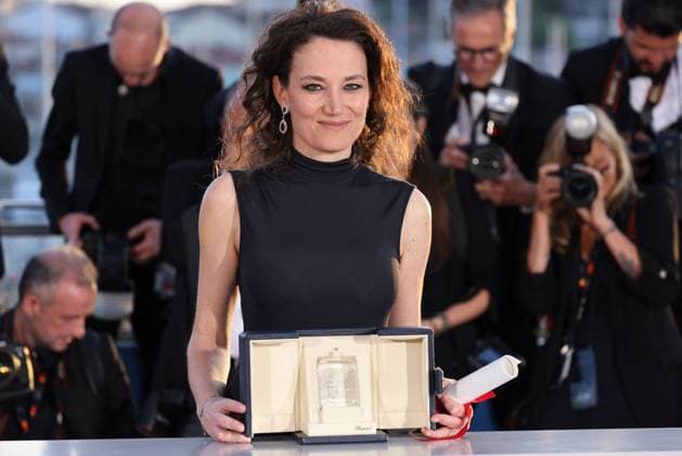 Cannes - Palme D Or Winners Photocall Coralie Fargeat poses with the Best Screenplay award for The Substance during the Palme D Or Winners Photocall at the 77th annual Cannes Film Festival at Palais des Festivals on May 25, 2024 in Cannes, France. Photo by Shootpix ABACAPRESS.COM Cannes France  Copyright: xShootpix ABACAx