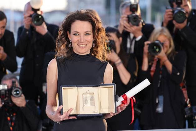 Cannes - Palme D Or Winners Photocall Coralie Fargeat poses with the Best Screenplay award for The Substance during the Palme D Or Winners Photocall at the 77th annual Cannes Film Festival at Palais des Festivals on May 25, 2024 in Cannes, France. Photo by Shootpix ABACAPRESS.COM Cannes France  Copyright: xShootpix ABACAx