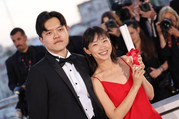 Cannes - Palme D Or Winners Photocall Chiang Wei Liang and You Qiao Yin pose with the Special Mention Camera d Or Award for Mongrel during the Palme D Or Winners Photocall at the 77th annual Cannes Film Festival at Palais des Festivals on May 25, 2024 in Cannes, France. Photo by Shootpix ABACAPRESS.COM Cannes France  Copyright: xShootpix ABACAx