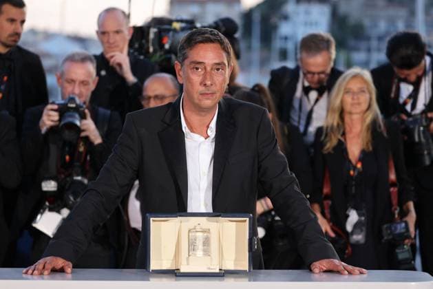 Cannes - Palme D Or Winners Photocall Miguel Gomes poses with the Best Director Award for Grand Tour during the Palme D Or Winners Photocall at the 77th annual Cannes Film Festival at Palais des Festivals on May 25, 2024 in Cannes, France. Photo by Shootpix ABACAPRESS.COM Cannes France  Copyright: xShootpix ABACAx