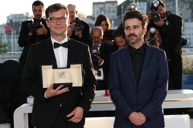 Cannes - Palme D Or Winners Photocall NebojÅ¡a SlijepÄeviÄ? pose with the Short Film Palme D Or Award for The Man Who Could Not Remain Silent during the Palme D Or Winners Photocall at the 77th annual Cannes Film Festival at Palais des Festivals on May 25, 2024 in Cannes, France. ( Photo by Shootpix ABACAPRESS.COM Cannes France  Copyright: xShootpix ABACAx