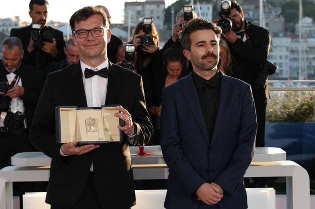 Cannes - Palme D Or Winners Photocall NebojÅ¡a SlijepÄeviÄ? pose with the Short Film Palme D Or Award for The Man Who Could Not Remain Silent during the Palme D Or Winners Photocall at the 77th annual Cannes Film Festival at Palais des Festivals on May 25, 2024 in Cannes, France. ( Photo by Shootpix ABACAPRESS.COM Cannes France  Copyright: xShootpix ABACAx