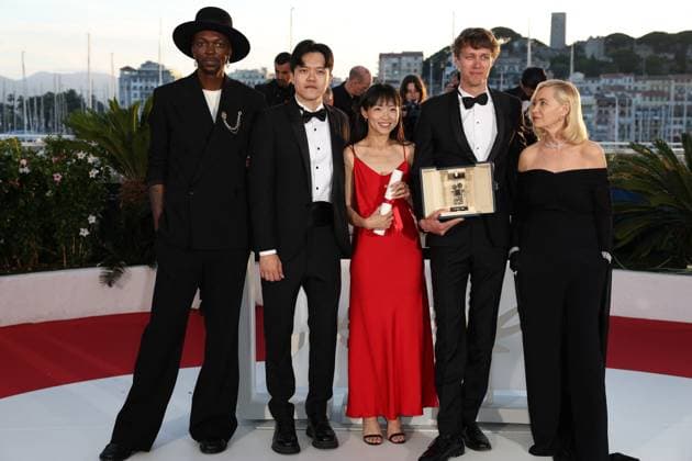 Cannes - Palme D Or Winners Photocall Chiang Wei Liang and You Qiao Yin pose with the Special Mention Camera d Or Award for Mongrel , Halfdan Ullmann Tondel poses with the Camera d Or Award for Armand next to Camera d Or Jury Co-Presidents Baloji (L) and Emmanuelle BÃ art (R) during the Palme D Or Winners Photocall at the 77th annual Cannes Film Festival at Palais des Festivals on May 25, 2024 in Cannes, France. Photo by Shootpix ABACAPRESS.COM Cannes France  Copyright: xShootpix ABACAx