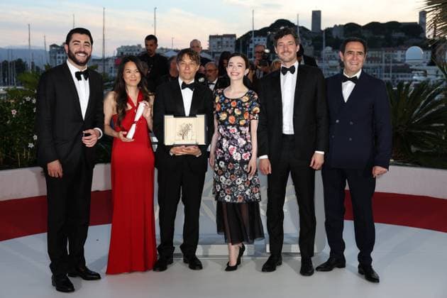 Cannes - Palme D Or Winners Photocall Vache Tovmasyan, Samantha Quan, Sean Baker, Mikey Madison, Alex Coco and Karren Karagulian pose with the Palme d Or Award for Anora during the Palme D Or Winners Photocall at the 77th annual Cannes Film Festival at Palais des Festivals on May 25, 2024 in Cannes, France. Photo by Shootpix ABACAPRESS.COM Cannes France  Copyright: xShootpix ABACAx