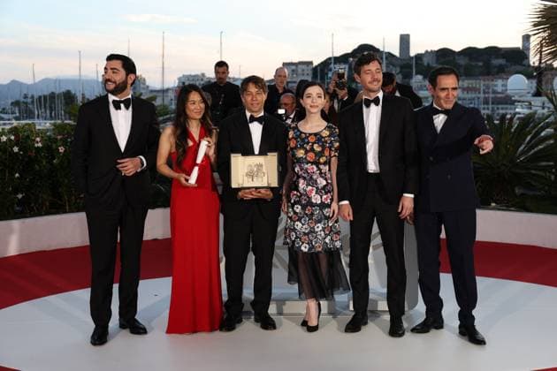 Cannes - Palme D Or Winners Photocall Vache Tovmasyan, Samantha Quan, Sean Baker, Mikey Madison, Alex Coco and Karren Karagulian pose with the Palme d Or Award for Anora during the Palme D Or Winners Photocall at the 77th annual Cannes Film Festival at Palais des Festivals on May 25, 2024 in Cannes, France. Photo by Shootpix ABACAPRESS.COM Cannes France  Copyright: xShootpix ABACAx