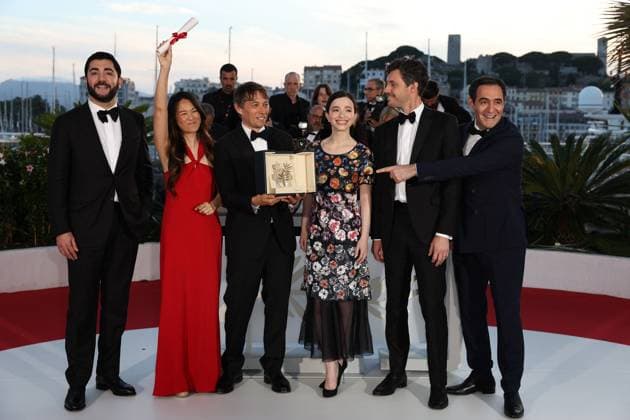 Cannes - Palme D Or Winners Photocall Vache Tovmasyan, Samantha Quan, Sean Baker, Mikey Madison, Alex Coco and Karren Karagulian pose with the Palme d Or Award for Anora during the Palme D Or Winners Photocall at the 77th annual Cannes Film Festival at Palais des Festivals on May 25, 2024 in Cannes, France. Photo by Shootpix ABACAPRESS.COM Cannes France  Copyright: xShootpix ABACAx