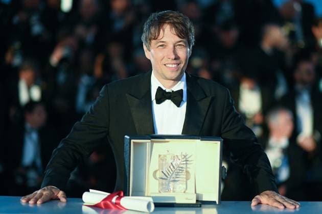 Cannes Winners Photocall Sean Baker poses with the Palme D Or Award for Anora during the Winners Photocall as part of the 77th Cannes International Film Festival in Cannes, France on May 25, 2024. Photo by Aurore Marechal ABACAPRESS.COM Cannes France  Copyright: xMarechalxAurore ABACAx