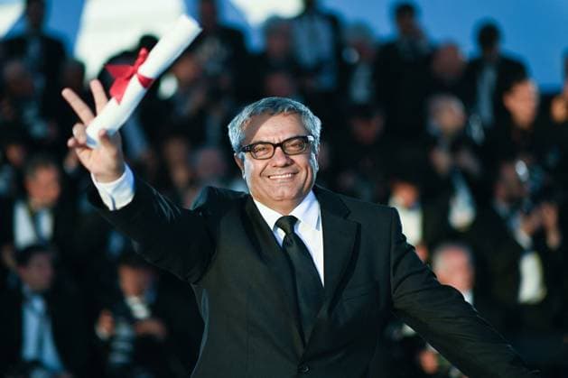 Entertainment Bilder des Tages Cannes Winners Photocall Mohammad Rasoulof poses with the Special Award for Best Screenplay for The Seed of the Sacred Fig during the Winners Photocall as part of the 77th Cannes International Film Festival in Cannes, France on May 25, 2024. Photo by Aurore Marechal ABACAPRESS.COM Cannes France  Copyright: xMarechalxAurore ABACAx