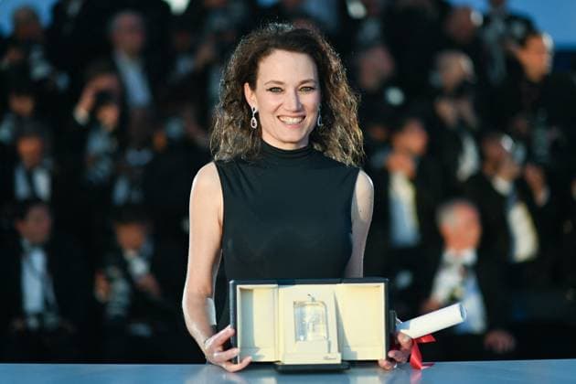 Cannes Winners Photocall Coralie Fargeat poses with the Best Screenplay award for The Substance during the Winners Photocall as part of the 77th Cannes International Film Festival in Cannes, France on May 25, 2024. Photo by Aurore Marechal ABACAPRESS.COM Cannes France  Copyright: xMarechalxAurore ABACAx