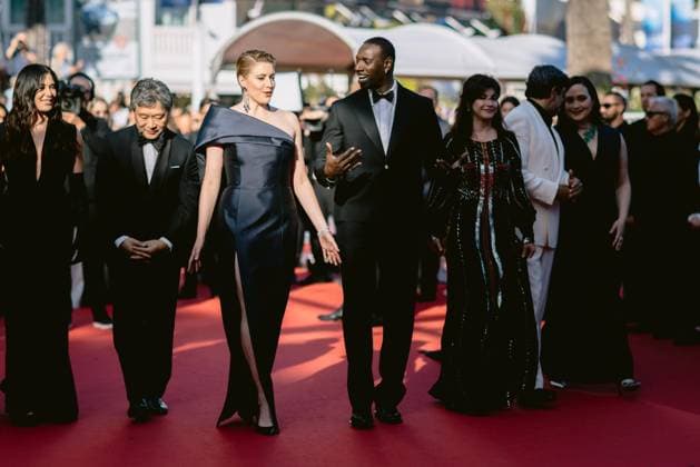 77eme Festival International du Film de Cannes Montee des marches de cloture 77th International Cannes Film Festival Closing Red Carpet 305539 2024 05 25 Alpes Maritimes Cannes France Labaki, Nadine Kore eda, Hirukazu Gerwig, Greta Sy, Omar Ceylan, Ebru Favino, Pierfrancesco Gladstone, Lily  Copyright: xTerencexBaelenx STAR_305539_075