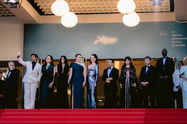 77eme Festival International du Film de Cannes Montee des marches de cloture 77th International Cannes Film Festival Closing Red Carpet 305539 2024 05 25 Alpes Maritimes Cannes France Favino, Pierfrancesco Gladstone, Lily Labaki, Nadine Gerwig, Greta Green, Eva Bayona, Juan Antonio Ceylan, Ebru Kore eda, Hirukazu Sy, Omar  Copyright: xTerencexBaelenx STAR_305539_081
