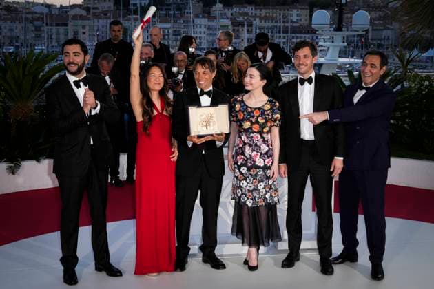 IPP Photo Daniele Cifala™ Cannes 25 05 2024 Palme D Or Winners Photocall The 77th Annual Cannes Film Festival in the photo Vache Tovmasyan, Samantha Quan, Sean Baker, Mikey Madison, Alex Coco and Karren Karagulian pose with the Palme d Or Award for Anora Italy Photo Press World Copyright