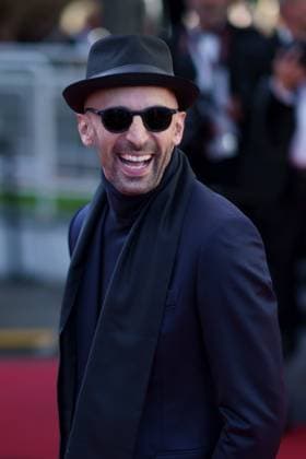 Cannes, France 25th May, 2024 JR attends the Red Carpet of the closing ceremony at the 77th annual Cannes Film Festival at Palais des Festivals on May 25, 2024 in Cannes, France CINEMA 77eme Festival de Cannes Red Carpet Closing Ceremony 25 05 2024 NorbertScanella Panoramic 