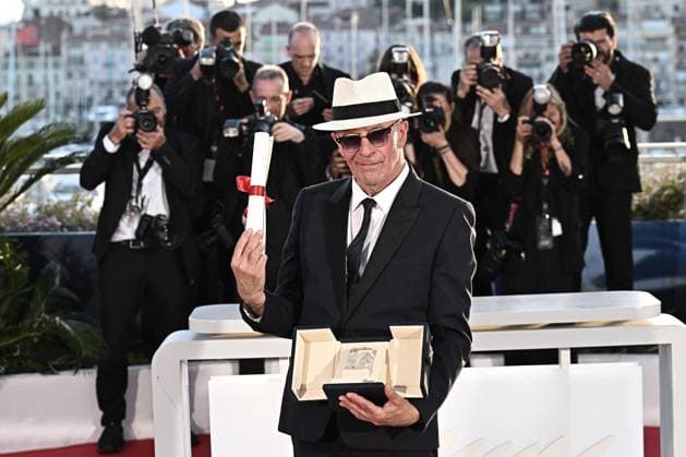 Annual Cannes Film Festival - Palme D Or Winners Photocall - Cannes DN Jacques Audiard poses with the Jury Prize Award for Emilia Perez during the Palme D Or Winners Photocall at the 77th annual Cannes Film Festival at Palais des Festivals on May 25, 2024 in Cannes, France. Photo by David NIVIERE ABACAPRESS.COM CANNES France  Copyright: xNivierexDavid ABACAPRESS.COMx