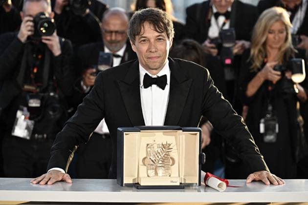 Annual Cannes Film Festival - Palme D Or Winners Photocall - Cannes DN Sean Baker poses with the Palme D Or Award for Anora during the Palme D Or Winners Photocall at the 77th annual Cannes Film Festival at Palais des Festivals on May 25, 2024 in Cannes, France. Photo by David NIVIERE ABACAPRESS.COM CANNES France  Copyright: xNivierexDavid ABACAPRESS.COMx