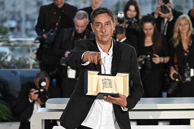 Annual Cannes Film Festival - Palme D Or Winners Photocall - Cannes DN Miguel Gomes poses with the Best Director Award for Grand Tour during the Palme D Or Winners Photocall at the 77th annual Cannes Film Festival at Palais des Festivals on May 25, 2024 in Cannes, France.. Photo by David NIVIERE ABACAPRESS.COM CANNES France  Copyright: xNivierexDavid ABACAPRESS.COMx