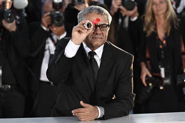 Annual Cannes Film Festival - Palme D Or Winners Photocall - Cannes DN Mohammad Rasoulof poses with the Special Award for Best Screenplay for The Seed of the Sacred Fig during the Palme D Or Winners Photocall at the 77th annual Cannes Film Festival at Palais des Festivals on May 25, 2024 in Cannes, France. Photo by David NIVIERE ABACAPRESS.COM CANNES France  Copyright: xNivierexDavid ABACAPRESS.COMx