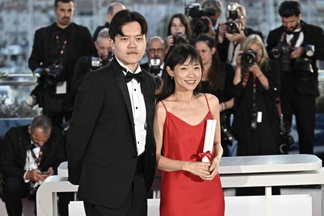 Annual Cannes Film Festival - Palme D Or Winners Photocall - Cannes DN Chiang Wei Liang and You Qiao Yin pose with the Special Mention Camera d Or Award for Mongrel during the Palme D Or Winners Photocall at the 77th annual Cannes Film Festival at Palais des Festivals on May 25, 2024 in Cannes, France. Photo by David NIVIERE ABACAPRESS.COM CANNES France  Copyright: xNivierexDavid ABACAPRESS.COMx