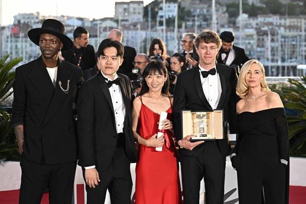 Annual Cannes Film Festival - Palme D Or Winners Photocall - Cannes DN Halfdan Ullmann Tondel poses with the Camera d Or Award for Armand, Chiang Wei Liang and You Qiao Yin pose with the Special Mention Camera d Or Award for Mongrel next to Camera d Or Jury Co-Presidents Emmanuelle Beart and Baloji during the Palme D Or Winners Photocall at the 77th annual Cannes Film Festival at Palais des Festivals on May 25, 2024 in Cannes, France. Photo by David NIVIERE ABACAPRESS.COM CANNES France  Copyright: xNivierexDavid ABACAPRESS.COMx