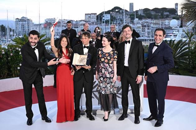 Annual Cannes Film Festival - Palme D Or Winners Photocall - Cannes DN Vache Tovmasyan, Samantha Quan, Sean Baker, Mikey Madison, Alex Coco and Karren Karagulian pose with the Palme d Or Award for Anora during the Palme D Or Winners Photocall at the 77th annual Cannes Film Festival at Palais des Festivals on May 25, 2024 in Cannes, France. Photo by David NIVIERE ABACAPRESS.COM CANNES France  Copyright: xNivierexDavid ABACAPRESS.COMx