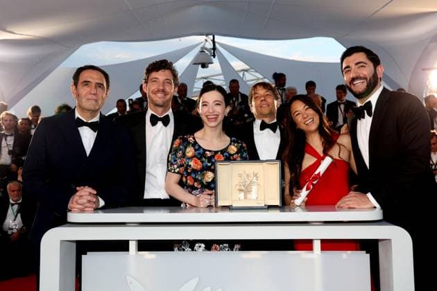 Photocall of the Palmes during the 77th Cannes International Film Festival at the Palais des Festivals Ã Cannes Karren Karagulian, Alex Coco, Mikey Madison, Sean Baker, Samantha Quan, Vache Tovmasyan Palme d?or pour Â Anora Â Photocall of the awards winners of the 77th Cannes International Film Festival at the Palais des Festivals in Cannes On may 25th 2024 Jacovides Borde Moreau Bestimage Photocall of the awards winners of the 77th Cannes International Film Festival at the Palais des Festivals in Cannes, France On may 25th 2024 Cannes France  Copyright: xJACOVIDES-BORDE-MOREAUx xBESTIMAGExJACOVIDES-BORDE-MOREAUx xBESTIMAGEx