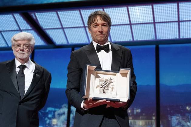 Annual Cannes Film Festival - Closing Ceremony - Cannes DN Sean Baker receives the Palme D Or Award for Anora presented by George Lucas during the Closing Ceremony at the 77th annual Cannes Film Festival at Palais des Festivals on May 25, 2024 in Cannes, France. Photo by David NIVIERE ABACAPRESS.COM CANNES France  Copyright: xNivierexDavid ABACAPRESS.COMx