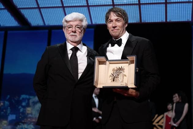 Annual Cannes Film Festival - Closing Ceremony - Cannes DN Sean Baker receives the Palme D Or Award for Anora presented by George Lucas during the Closing Ceremony at the 77th annual Cannes Film Festival at Palais des Festivals on May 25, 2024 in Cannes, France. Photo by David NIVIERE ABACAPRESS.COM CANNES France  Copyright: xNivierexDavid ABACAPRESS.COMx