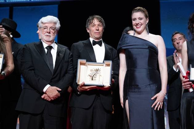 Annual Cannes Film Festival - Closing Ceremony - Cannes DN George Lucas, Sean Baker, President of the Jury, Greta Gerwig onstage during the Closing Ceremony at the 77th annual Cannes Film Festival at Palais des Festivals on May 25, 2024 in Cannes, France. Photo by David NIVIERE ABACAPRESS.COM CANNES France  Copyright: xNivierexDavid ABACAPRESS.COMx