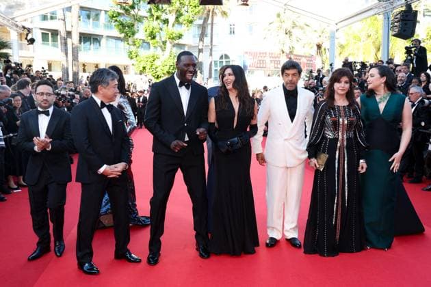J MontÃ e des marches pour la cÃ rÃ monie de clÃ ture du 77eme Festival International du Film de Cannes au Palais des Festivals Ã Cannes Juan Antonio Bayona, Hirokazu Kore eda, Omar Sy, Nadine Labaki, Pierfrancesco Favino, Ebru Ceylan, Lily Gladstone Jury Longs mÃ trages MontÃ e des marches pour la cÃ rÃ monie de clÃ ture du 77eme Festival International du Film de Cannes au Palais des Festivals Ã Cannes On may 25th 2024 Jacovides Moreau Bestimage Red carpet for the closing ceremony of the 77th Cannes International Film Festival at the Palais des Festivals in Cannes, France On may 25th 2024 Cannes France  Copyright: xJACOVIDES-MOREAUx xBESTIMAGExJACOVIDES-MOREAUx xBESTIMAGEx