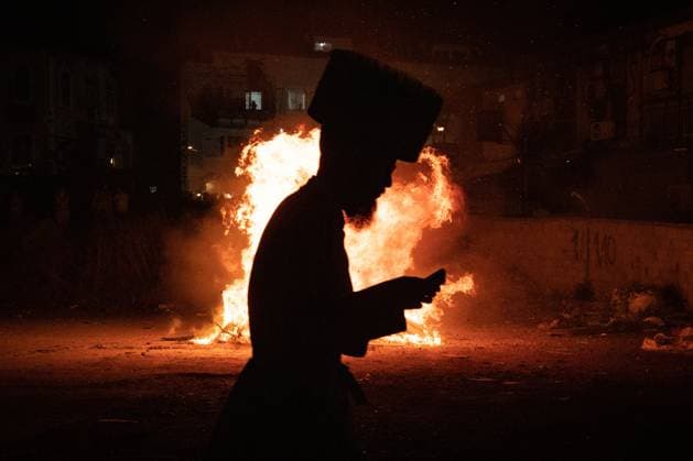 Bilder des Jahres 2024, News 05 Mai News Themen der Woche KW21 News Bilder des Tages (240526) -- JERUSALEM, May 26, 2024 -- An Ultra-Orthodox Jewish person attends a fire burning ceremony as they celebrate the Jewish holiday of Lag BaOmer in Jerusalem, on May 25, 2024. ) MIDEAST-JERUSALEM-LAG BAOMER-CELEBRATION ChenxJunqing 