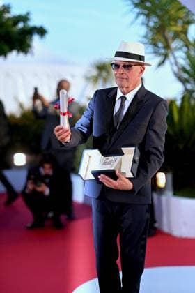 Cannes - Winners Photocall Jacques Audiard poses with the jury Prize Award for Emilia Perez during the Palme D Or Winners Photocall at the 77th annual Cannes Film Festival at Palais des Festivals on May 25, 2024 in Cannes, France. Photo by Franck Castel ABACAPRESS.COM Cannes France  Copyright: xCastelxFranck ABACAx