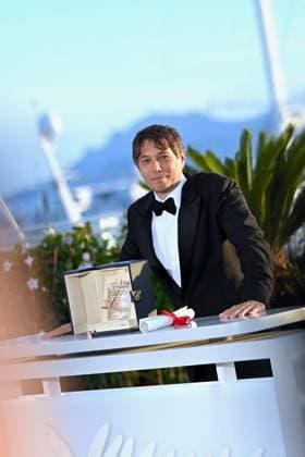 Cannes - Winners Photocall Sean Baker pose with the Palme d Or Award for Anora during the Palme D Or Winners Photocall during the Palme D Or Winners Photocall at the 77th annual Cannes Film Festival at Palais des Festivals on May 25, 2024 in Cannes, France. Photo by Franck Castel ABACAPRESS.COM Cannes France  Copyright: xCastelxFranck ABACAx