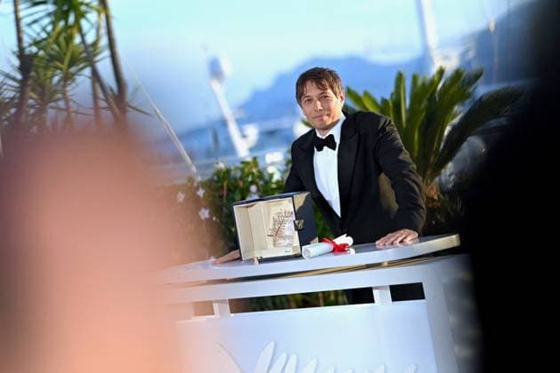 Cannes - Winners Photocall Sean Baker pose with the Palme d Or Award for Anora during the Palme D Or Winners Photocall during the Palme D Or Winners Photocall at the 77th annual Cannes Film Festival at Palais des Festivals on May 25, 2024 in Cannes, France. Photo by Franck Castel ABACAPRESS.COM Cannes France  Copyright: xCastelxFranck ABACAx