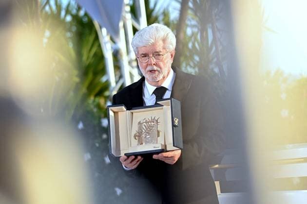 Cannes - Winners Photocall George Lucas poses with the Honorary Palme D Or during the Palme D Or Winners Photocall at the 77th annual Cannes Film Festival at Palais des Festivals on May 25, 2024 in Cannes, France. Photo by Franck Castel ABACAPRESS.COM Cannes France  Copyright: xCastelxFranck ABACAx
