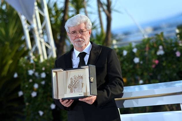 Cannes - Winners Photocall George Lucas poses with the Honorary Palme D Or during the Palme D Or Winners Photocall at the 77th annual Cannes Film Festival at Palais des Festivals on May 25, 2024 in Cannes, France. Photo by Franck Castel ABACAPRESS.COM Cannes France  Copyright: xCastelxFranck ABACAx