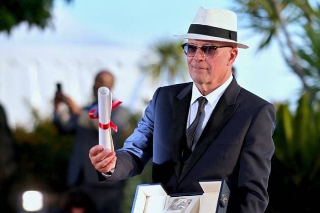 Cannes - Winners Photocall Jacques Audiard poses with the jury Prize Award for Emilia Perez during the Palme D Or Winners Photocall at the 77th annual Cannes Film Festival at Palais des Festivals on May 25, 2024 in Cannes, France. Photo by Franck Castel ABACAPRESS.COM Cannes France  Copyright: xCastelxFranck ABACAx
