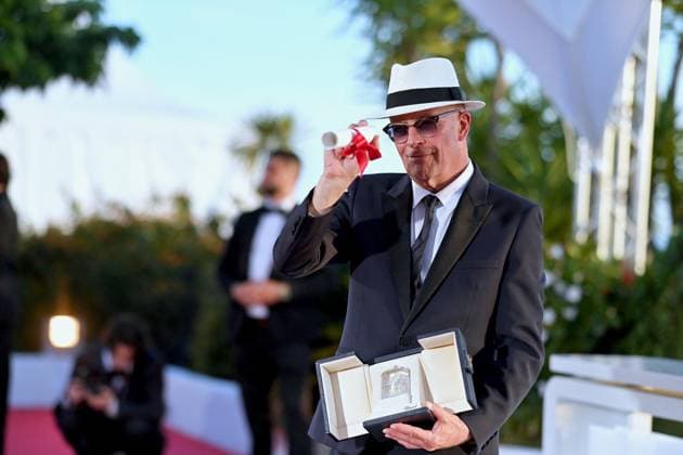 Cannes - Winners Photocall Jacques Audiard poses with the jury Prize Award for Emilia Perez during the Palme D Or Winners Photocall at the 77th annual Cannes Film Festival at Palais des Festivals on May 25, 2024 in Cannes, France. Photo by Franck Castel ABACAPRESS.COM Cannes France  Copyright: xCastelxFranck ABACAx